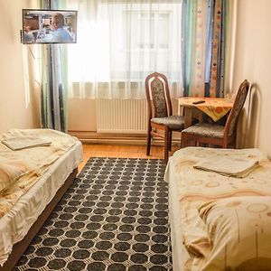 Mały pokój z dwoma pojedynczymi łóżkami
